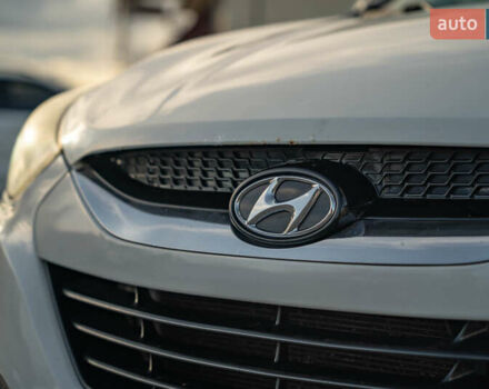 Белый Хендай их35, объемом двигателя 2 л и пробегом 300 тыс. км за 12900 $, фото 12 на Automoto.ua