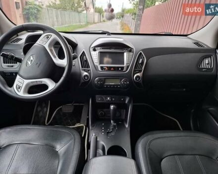 Белый Хендай их35, объемом двигателя 2 л и пробегом 184 тыс. км за 12400 $, фото 3 на Automoto.ua