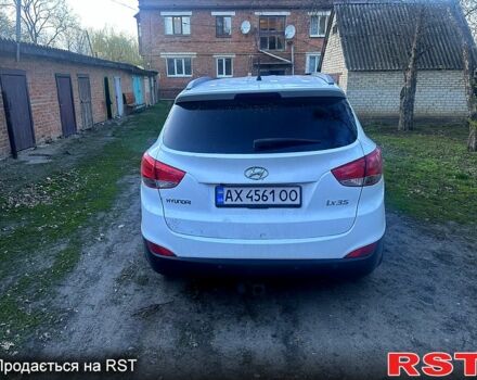 Белый Хендай их35, объемом двигателя 2 л и пробегом 208 тыс. км за 11500 $, фото 4 на Automoto.ua