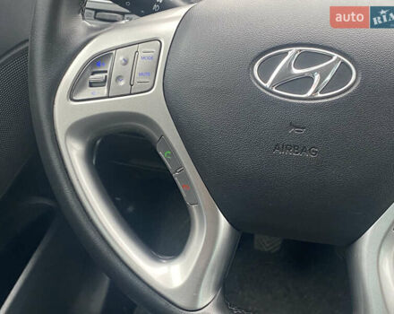 Белый Хендай их35, объемом двигателя 2 л и пробегом 145 тыс. км за 11500 $, фото 24 на Automoto.ua