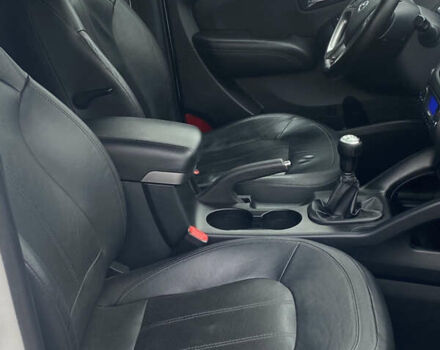 Белый Хендай их35, объемом двигателя 2 л и пробегом 145 тыс. км за 11500 $, фото 16 на Automoto.ua