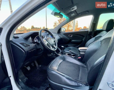 Белый Хендай их35, объемом двигателя 2 л и пробегом 179 тыс. км за 9300 $, фото 6 на Automoto.ua