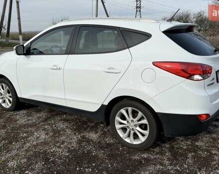 Белый Хендай их35, объемом двигателя 2 л и пробегом 235 тыс. км за 10999 $, фото 4 на Automoto.ua