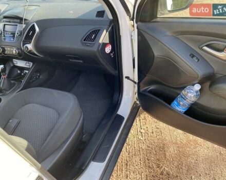 Белый Хендай их35, объемом двигателя 1.7 л и пробегом 215 тыс. км за 11300 $, фото 7 на Automoto.ua