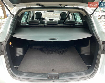 Белый Хендай их35, объемом двигателя 1.7 л и пробегом 258 тыс. км за 10900 $, фото 20 на Automoto.ua