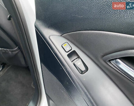 Белый Хендай их35, объемом двигателя 1.7 л и пробегом 258 тыс. км за 10900 $, фото 17 на Automoto.ua