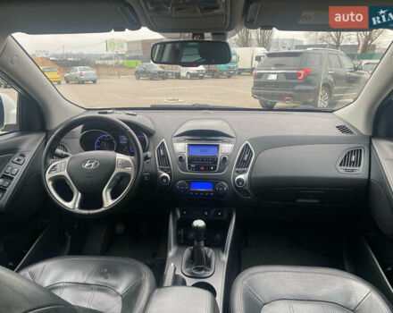 Белый Хендай их35, объемом двигателя 2 л и пробегом 145 тыс. км за 11500 $, фото 19 на Automoto.ua