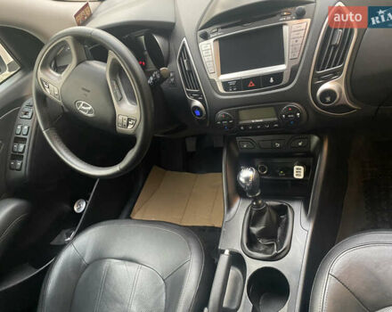 Белый Хендай их35, объемом двигателя 1.7 л и пробегом 255 тыс. км за 12200 $, фото 6 на Automoto.ua