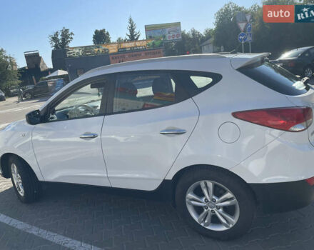 Белый Хендай их35, объемом двигателя 1.7 л и пробегом 198 тыс. км за 12500 $, фото 3 на Automoto.ua