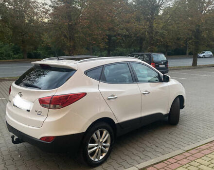 Белый Хендай их35, объемом двигателя 1.7 л и пробегом 255 тыс. км за 12200 $, фото 1 на Automoto.ua