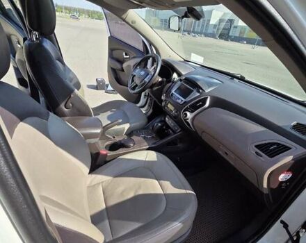 Белый Хендай их35, объемом двигателя 2 л и пробегом 180 тыс. км за 12200 $, фото 26 на Automoto.ua