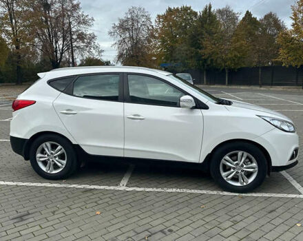 Белый Хендай их35, объемом двигателя 2 л и пробегом 241 тыс. км за 11800 $, фото 2 на Automoto.ua