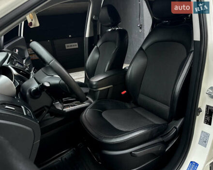 Белый Хендай их35, объемом двигателя 2 л и пробегом 178 тыс. км за 11900 $, фото 27 на Automoto.ua