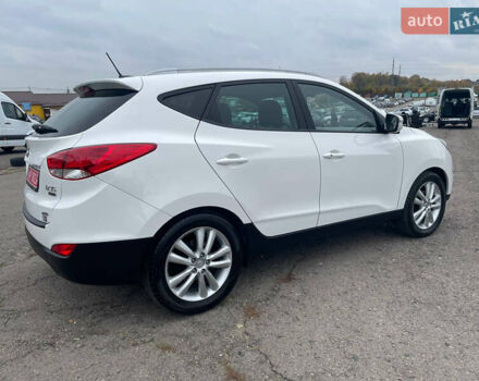 Белый Хендай их35, объемом двигателя 2 л и пробегом 240 тыс. км за 13400 $, фото 4 на Automoto.ua