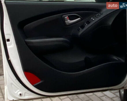 Белый Хендай их35, объемом двигателя 1.7 л и пробегом 204 тыс. км за 11500 $, фото 24 на Automoto.ua