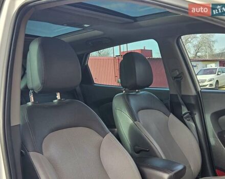 Белый Хендай их35, объемом двигателя 2 л и пробегом 137 тыс. км за 12600 $, фото 4 на Automoto.ua