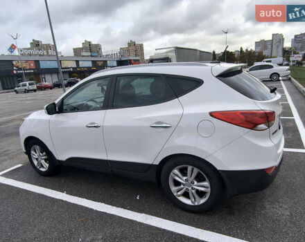 Белый Хендай их35, объемом двигателя 2 л и пробегом 191 тыс. км за 11100 $, фото 1 на Automoto.ua