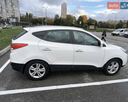 Белый Хендай их35, объемом двигателя 2 л и пробегом 191 тыс. км за 11100 $, фото 6 на Automoto.ua
