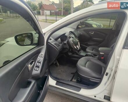 Белый Хендай их35, объемом двигателя 2 л и пробегом 151 тыс. км за 13500 $, фото 8 на Automoto.ua