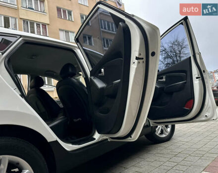 Белый Хендай их35, объемом двигателя 2 л и пробегом 178 тыс. км за 11900 $, фото 51 на Automoto.ua