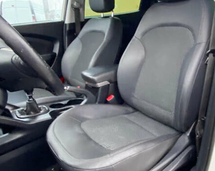 Белый Хендай их35, объемом двигателя 1.7 л и пробегом 204 тыс. км за 11500 $, фото 14 на Automoto.ua