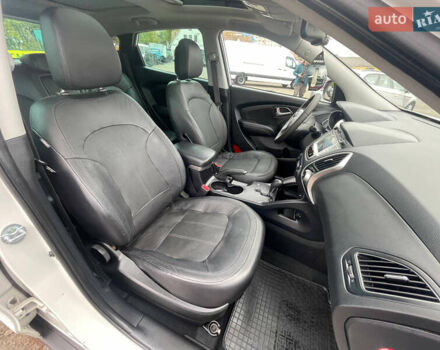 Белый Хендай их35, объемом двигателя 2 л и пробегом 240 тыс. км за 13400 $, фото 8 на Automoto.ua