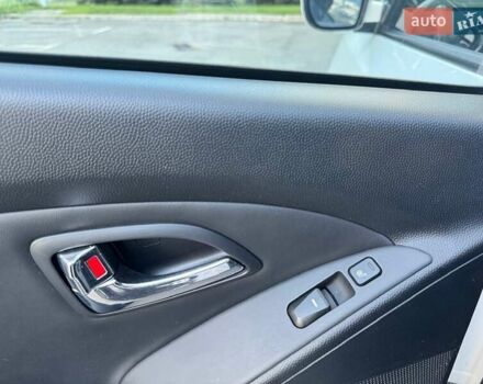 Білий Хендай іх35, об'ємом двигуна 2 л та пробігом 170 тис. км за 10700 $, фото 54 на Automoto.ua