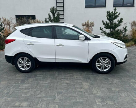 Белый Хендай их35, объемом двигателя 2 л и пробегом 241 тыс. км за 11800 $, фото 1 на Automoto.ua