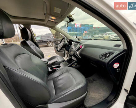 Белый Хендай их35, объемом двигателя 2 л и пробегом 168 тыс. км за 11800 $, фото 18 на Automoto.ua