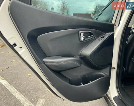 Белый Хендай их35, объемом двигателя 2 л и пробегом 172 тыс. км за 14900 $, фото 8 на Automoto.ua