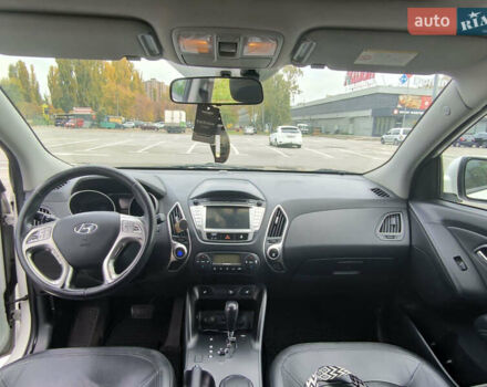 Белый Хендай их35, объемом двигателя 2 л и пробегом 191 тыс. км за 11100 $, фото 4 на Automoto.ua