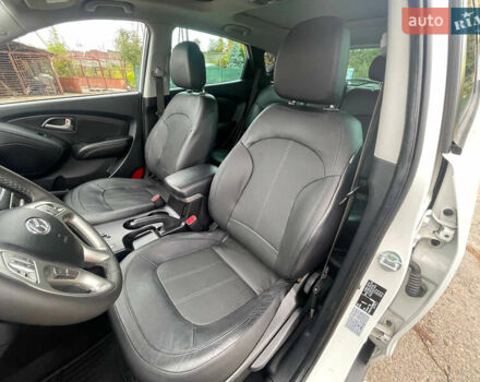 Белый Хендай их35, объемом двигателя 2 л и пробегом 240 тыс. км за 13400 $, фото 6 на Automoto.ua