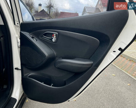 Белый Хендай их35, объемом двигателя 2 л и пробегом 172 тыс. км за 14900 $, фото 10 на Automoto.ua