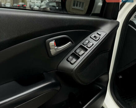 Белый Хендай их35, объемом двигателя 2 л и пробегом 178 тыс. км за 11900 $, фото 20 на Automoto.ua