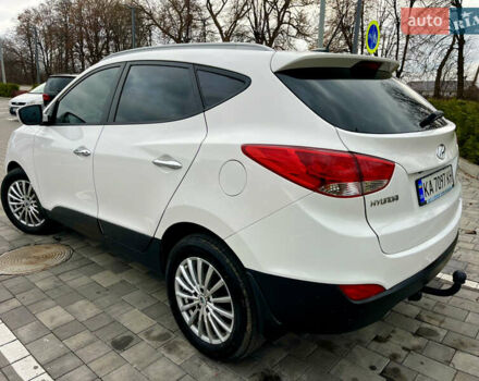 Белый Хендай их35, объемом двигателя 2 л и пробегом 168 тыс. км за 11800 $, фото 7 на Automoto.ua