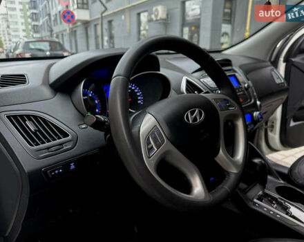 Белый Хендай их35, объемом двигателя 2 л и пробегом 178 тыс. км за 11900 $, фото 29 на Automoto.ua