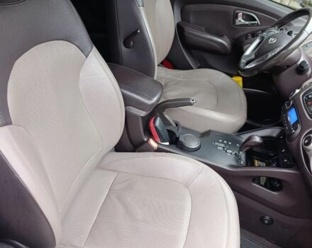 Белый Хендай их35, объемом двигателя 2 л и пробегом 144 тыс. км за 14100 $, фото 5 на Automoto.ua