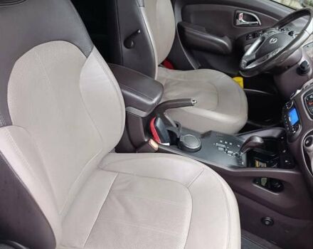 Белый Хендай их35, объемом двигателя 2 л и пробегом 144 тыс. км за 14100 $, фото 6 на Automoto.ua