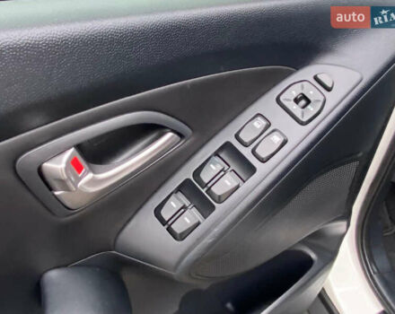 Белый Хендай их35, объемом двигателя 1.7 л и пробегом 204 тыс. км за 11500 $, фото 16 на Automoto.ua