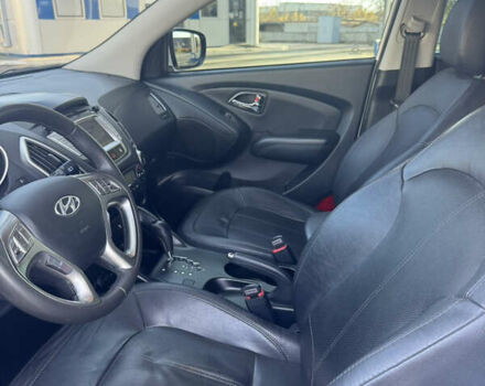 Белый Хендай их35, объемом двигателя 2 л и пробегом 157 тыс. км за 14000 $, фото 16 на Automoto.ua