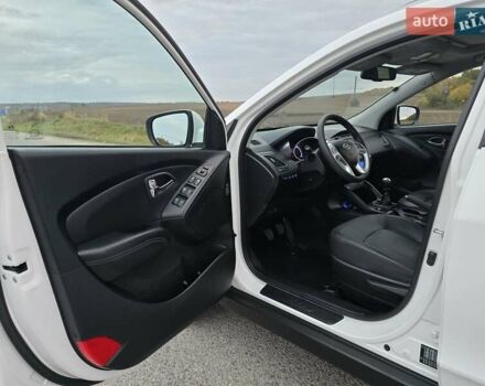 Белый Хендай их35, объемом двигателя 2 л и пробегом 211 тыс. км за 12999 $, фото 26 на Automoto.ua