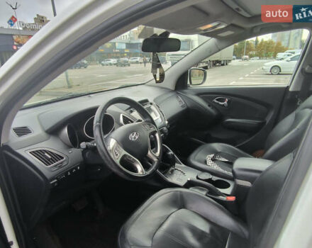 Белый Хендай их35, объемом двигателя 2 л и пробегом 191 тыс. км за 11100 $, фото 2 на Automoto.ua