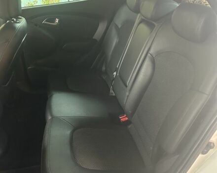 Белый Хендай их35, объемом двигателя 2 л и пробегом 242 тыс. км за 12012 $, фото 7 на Automoto.ua