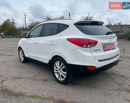 Белый Хендай их35, объемом двигателя 2 л и пробегом 240 тыс. км за 13400 $, фото 5 на Automoto.ua