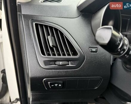 Білий Хендай іх35, об'ємом двигуна 2 л та пробігом 133 тис. км за 9600 $, фото 26 на Automoto.ua