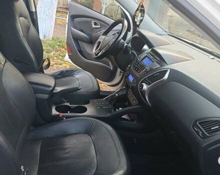 Белый Хендай их35, объемом двигателя 2 л и пробегом 90 тыс. км за 13888 $, фото 6 на Automoto.ua