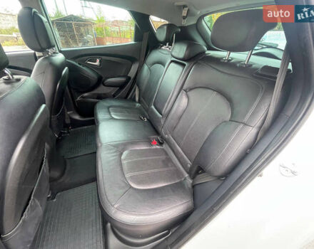 Белый Хендай их35, объемом двигателя 2 л и пробегом 240 тыс. км за 13400 $, фото 9 на Automoto.ua