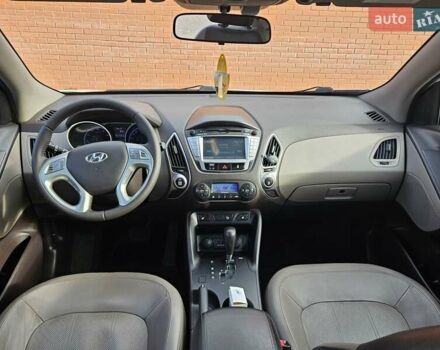 Белый Хендай их35, объемом двигателя 2 л и пробегом 137 тыс. км за 12600 $, фото 1 на Automoto.ua