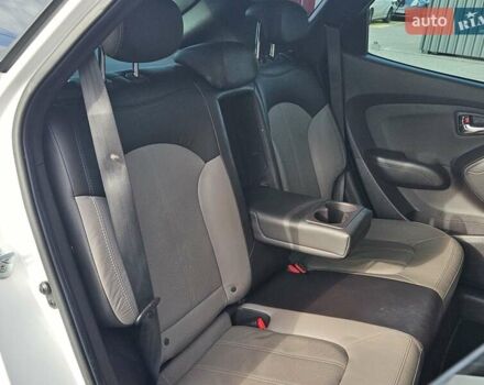 Белый Хендай их35, объемом двигателя 2 л и пробегом 137 тыс. км за 12600 $, фото 48 на Automoto.ua