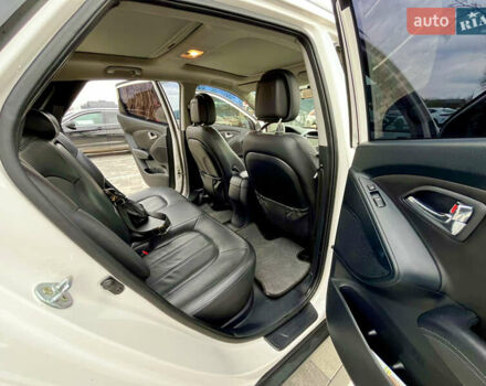 Белый Хендай их35, объемом двигателя 2 л и пробегом 168 тыс. км за 11800 $, фото 17 на Automoto.ua